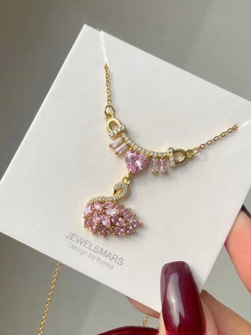 Beautiful necklace 🦢