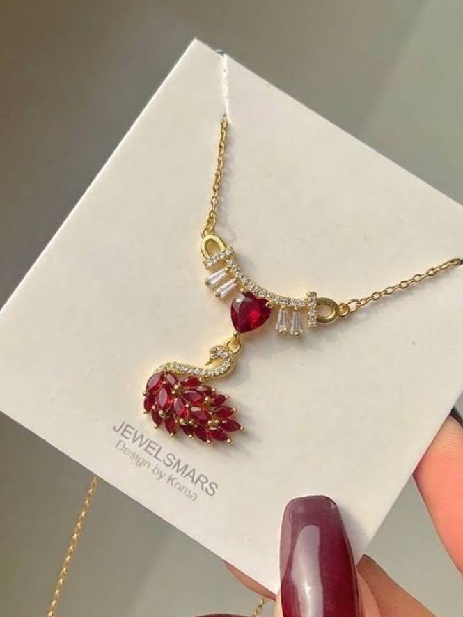 Beautiful necklace 🦢
